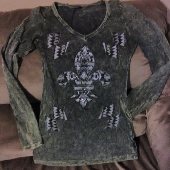 Daytrip Tops - Fleur-de-lis long sleeve t-shirt